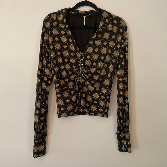 Free People Women's size Medium Black Print Blouse Stretchy V-neck Cropped - Picture 1 of 9
